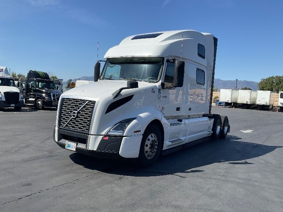 Sleeper Tractor-Heavy Duty Tractors-Volvo-2022-VNL62860-Montebello-CA-411,555\n\t\tmiles-$ 100,250 - Image 3