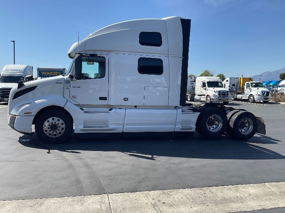 Sleeper Tractor-Heavy Duty Tractors-Volvo-2022-VNL62860-Montebello-CA-411,555\n\t\tmiles-$ 100,250 - Image 4