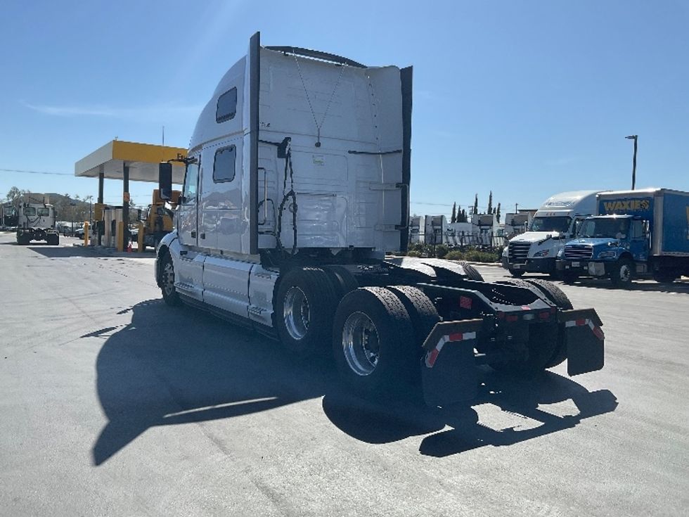 Sleeper Tractor-Heavy Duty Tractors-Volvo-2022-VNL62860-Montebello-CA-411,555\n\t\tmiles-$ 100,250 - Image 5