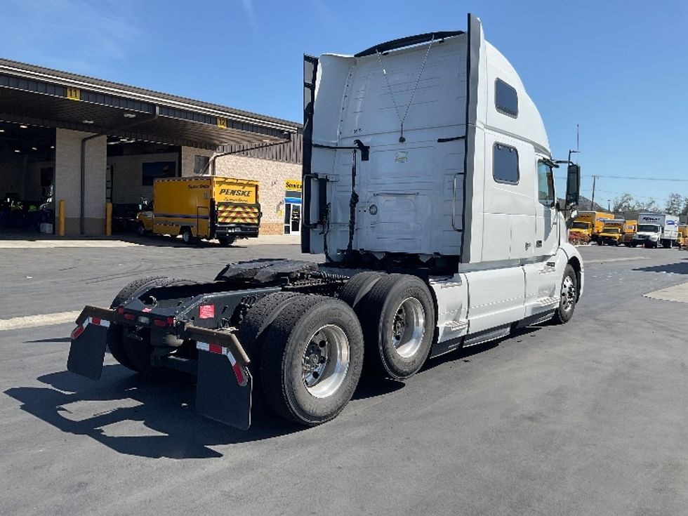 Sleeper Tractor-Heavy Duty Tractors-Volvo-2022-VNL62860-Montebello-CA-411,555\n\t\tmiles-$ 100,250 - Image 7