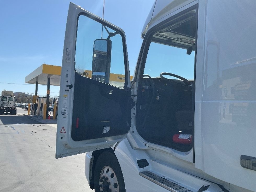 Sleeper Tractor-Heavy Duty Tractors-Volvo-2022-VNL62860-Montebello-CA-411,555\n\t\tmiles-$ 100,250 - Image 9