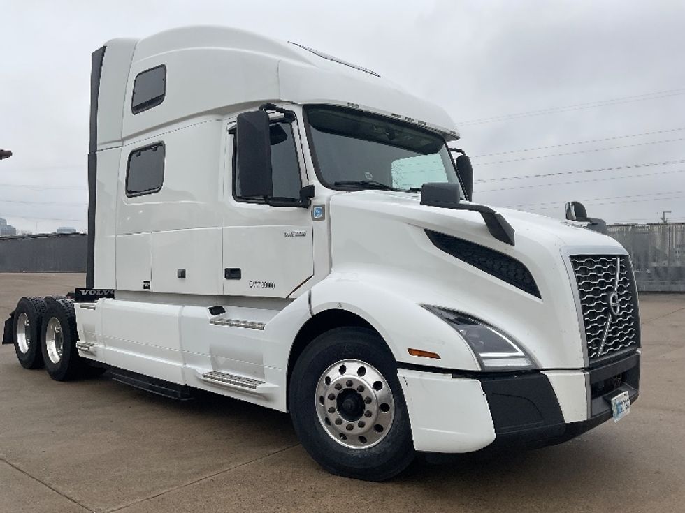 Sleeper Tractor-Heavy Duty Tractors-Volvo-2022-VNL62860-Nashville-TN-304,742\n\t\tmiles-$ 98,500 - Image 1