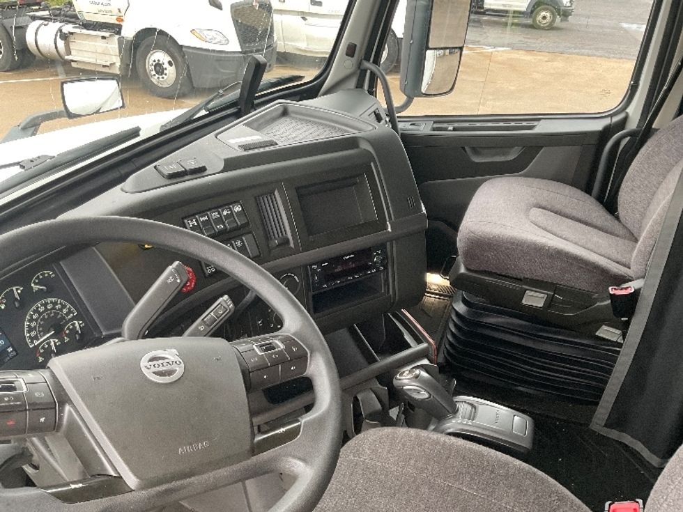 Sleeper Tractor-Heavy Duty Tractors-Volvo-2022-VNL62860-Nashville-TN-304,742\n\t\tmiles-$ 98,500 - Image 10