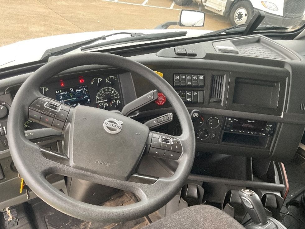 Sleeper Tractor-Heavy Duty Tractors-Volvo-2022-VNL62860-Nashville-TN-304,742\n\t\tmiles-$ 98,500 - Image 11