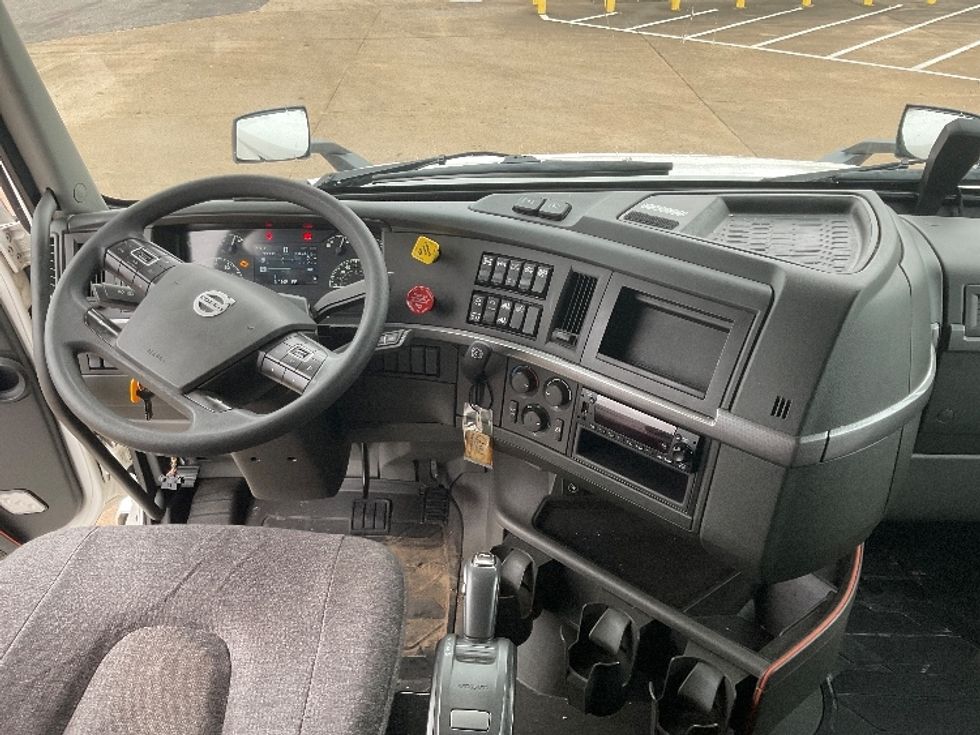 Sleeper Tractor-Heavy Duty Tractors-Volvo-2022-VNL62860-Nashville-TN-304,742\n\t\tmiles-$ 98,500 - Image 12