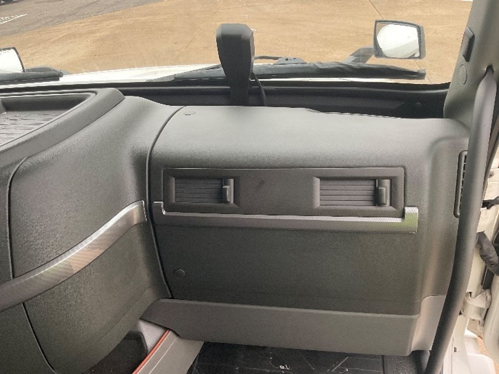 Sleeper Tractor-Heavy Duty Tractors-Volvo-2022-VNL62860-Nashville-TN-304,742\n\t\tmiles-$ 98,500 - Image 14