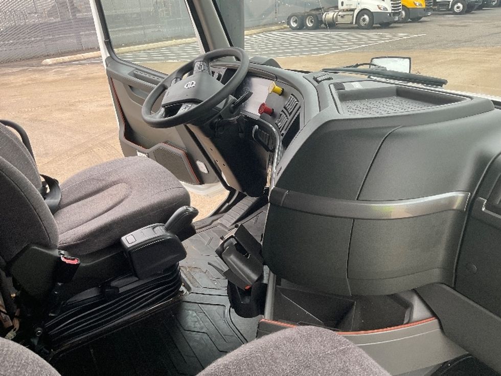 Sleeper Tractor-Heavy Duty Tractors-Volvo-2022-VNL62860-Nashville-TN-304,742\n\t\tmiles-$ 98,500 - Image 15