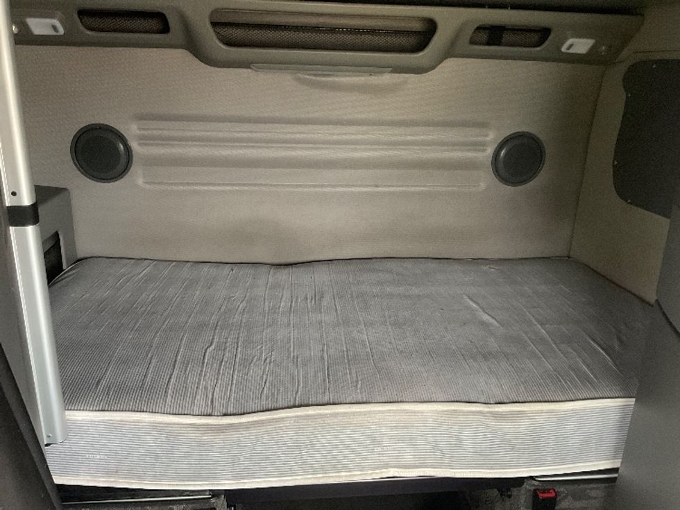 Sleeper Tractor-Heavy Duty Tractors-Volvo-2022-VNL62860-Nashville-TN-304,742\n\t\tmiles-$ 98,500 - Image 16