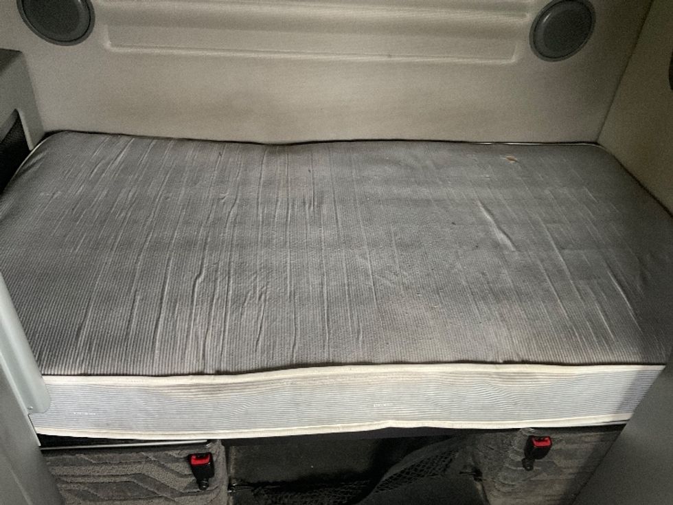 Sleeper Tractor-Heavy Duty Tractors-Volvo-2022-VNL62860-Nashville-TN-304,742\n\t\tmiles-$ 98,500 - Image 17