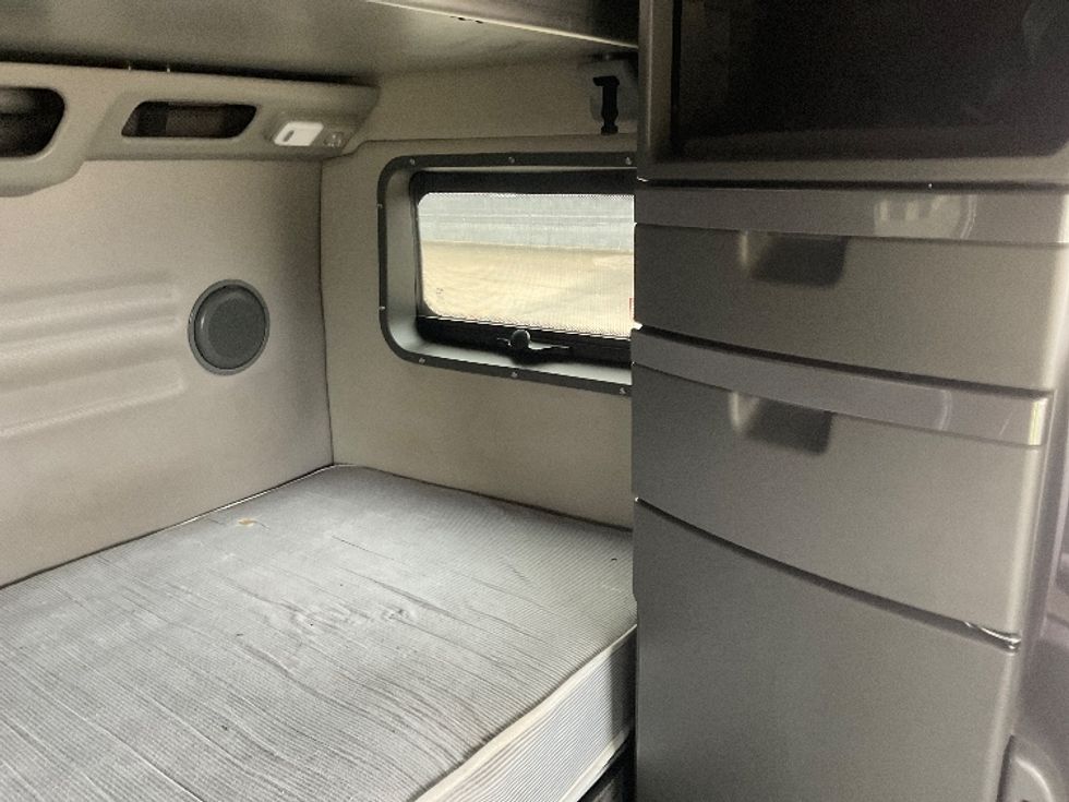 Sleeper Tractor-Heavy Duty Tractors-Volvo-2022-VNL62860-Nashville-TN-304,742\n\t\tmiles-$ 98,500 - Image 18