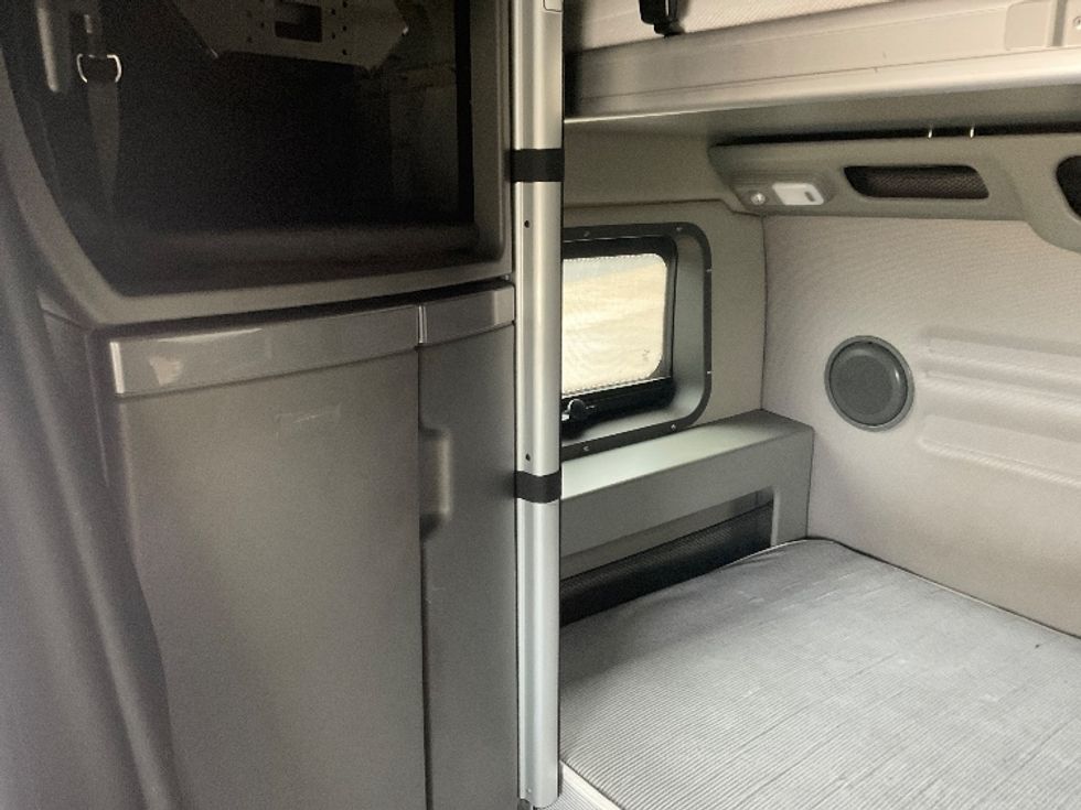 Sleeper Tractor-Heavy Duty Tractors-Volvo-2022-VNL62860-Nashville-TN-304,742\n\t\tmiles-$ 98,500 - Image 19