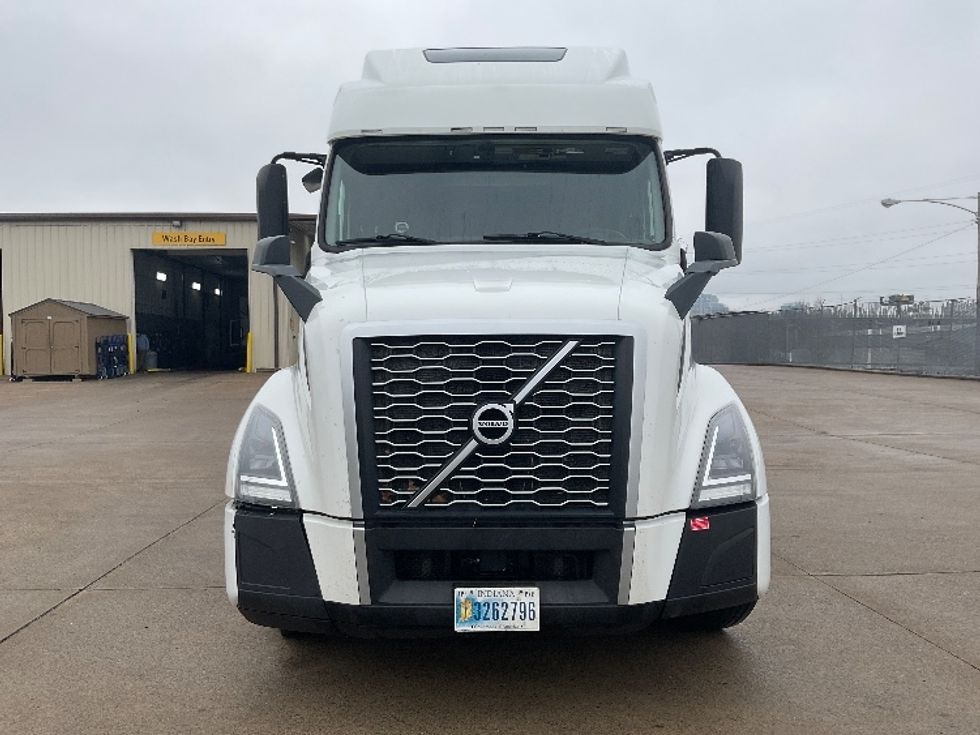 Sleeper Tractor-Heavy Duty Tractors-Volvo-2022-VNL62860-Nashville-TN-304,742\n\t\tmiles-$ 98,500 - Image 2