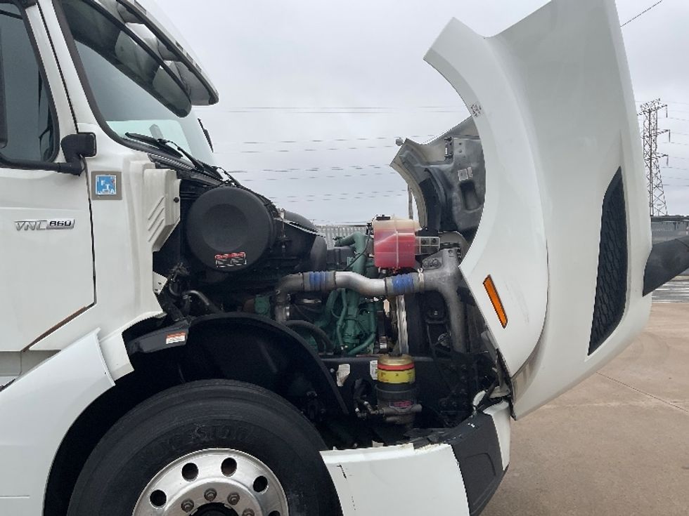 Sleeper Tractor-Heavy Duty Tractors-Volvo-2022-VNL62860-Nashville-TN-304,742\n\t\tmiles-$ 98,500 - Image 20