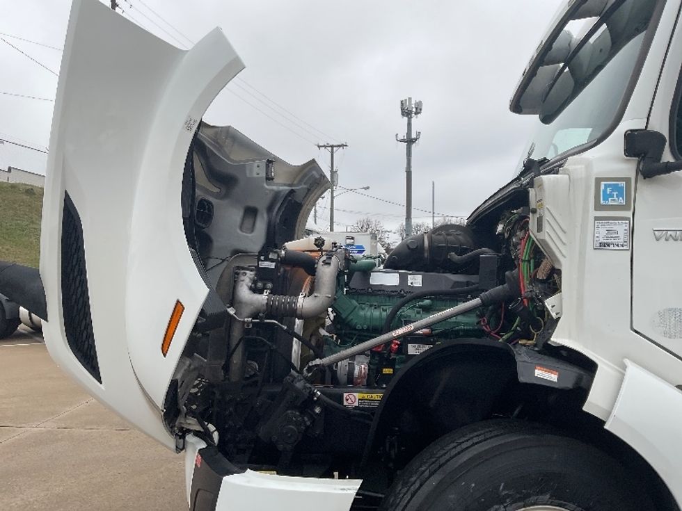 Sleeper Tractor-Heavy Duty Tractors-Volvo-2022-VNL62860-Nashville-TN-304,742\n\t\tmiles-$ 98,500 - Image 21