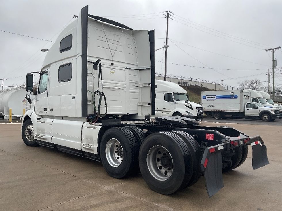 Sleeper Tractor-Heavy Duty Tractors-Volvo-2022-VNL62860-Nashville-TN-304,742\n\t\tmiles-$ 98,500 - Image 5