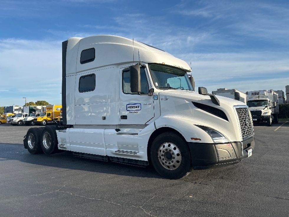 Sleeper Tractor-Heavy Duty Tractors-Volvo-2022-VNL62860-West Sacramento-CA-354,720\n\t\tmiles-$ 90,750 - Image 1