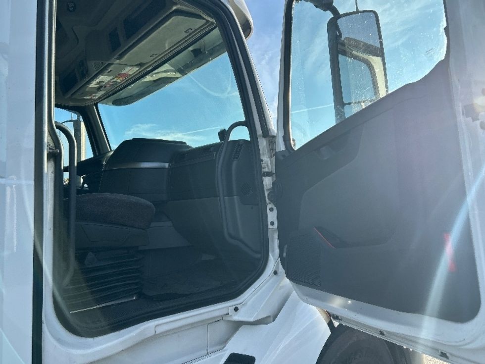 Sleeper Tractor-Heavy Duty Tractors-Volvo-2022-VNL62860-West Sacramento-CA-354,720\n\t\tmiles-$ 90,750 - Image 13