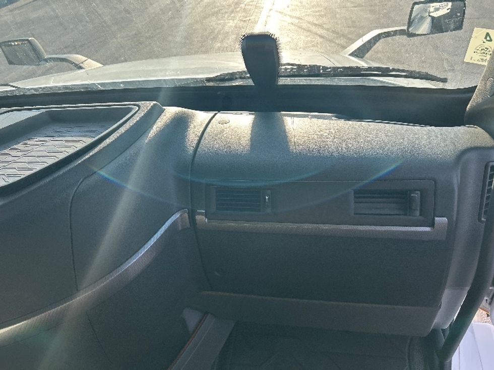 Sleeper Tractor-Heavy Duty Tractors-Volvo-2022-VNL62860-West Sacramento-CA-354,720\n\t\tmiles-$ 90,750 - Image 14