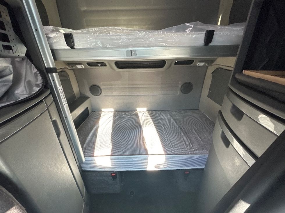 Sleeper Tractor-Heavy Duty Tractors-Volvo-2022-VNL62860-West Sacramento-CA-354,720\n\t\tmiles-$ 90,750 - Image 16