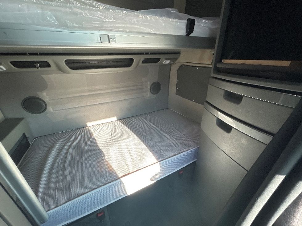 Sleeper Tractor-Heavy Duty Tractors-Volvo-2022-VNL62860-West Sacramento-CA-354,720\n\t\tmiles-$ 90,750 - Image 17