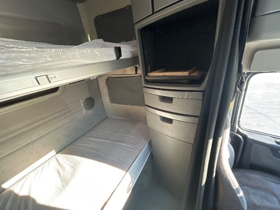 Sleeper Tractor-Heavy Duty Tractors-Volvo-2022-VNL62860-West Sacramento-CA-354,720\n\t\tmiles-$ 90,750 - Image 18