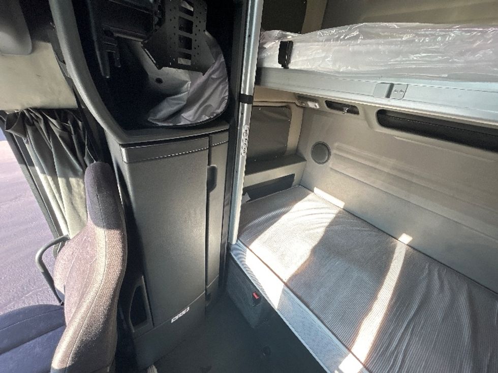 Sleeper Tractor-Heavy Duty Tractors-Volvo-2022-VNL62860-West Sacramento-CA-354,720\n\t\tmiles-$ 90,750 - Image 19