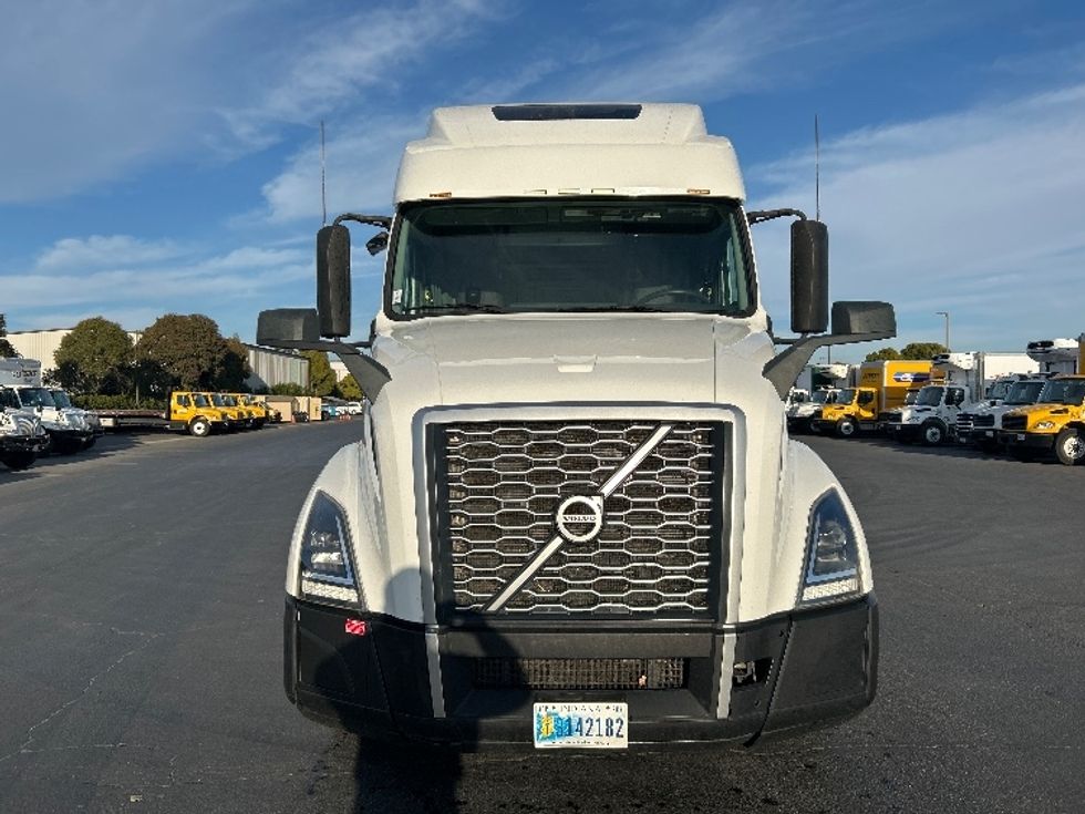 Sleeper Tractor-Heavy Duty Tractors-Volvo-2022-VNL62860-West Sacramento-CA-354,720\n\t\tmiles-$ 90,750 - Image 2