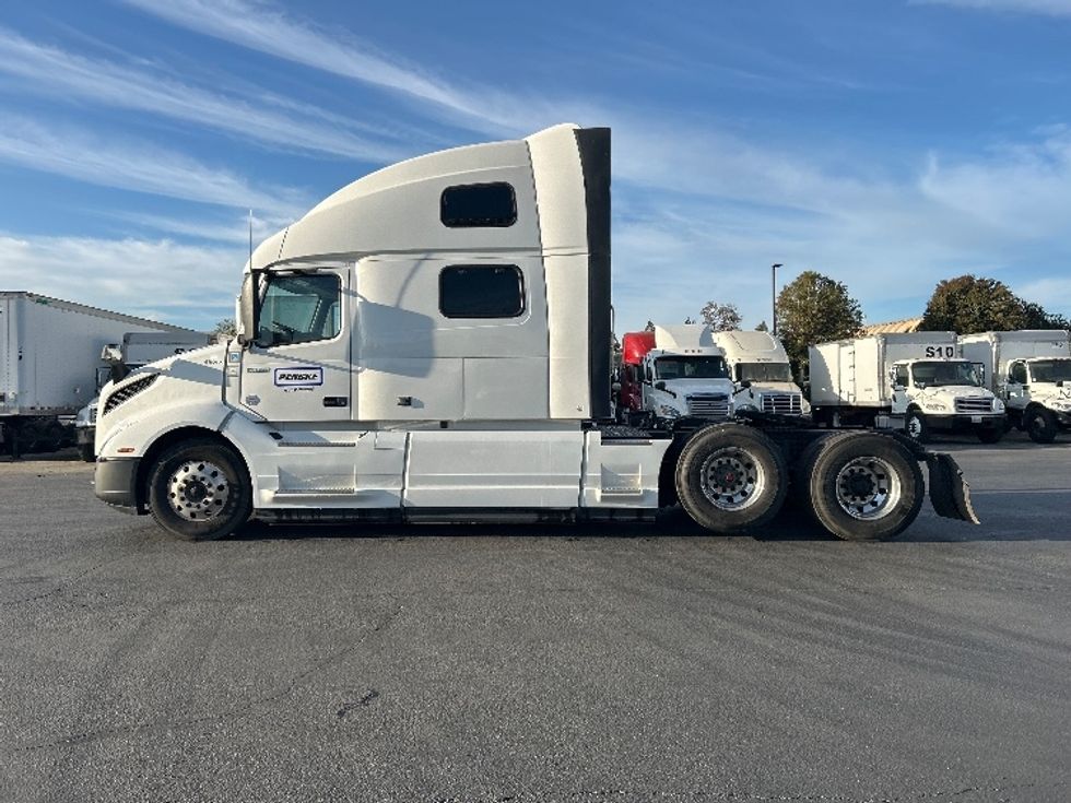 Sleeper Tractor-Heavy Duty Tractors-Volvo-2022-VNL62860-West Sacramento-CA-354,720\n\t\tmiles-$ 90,750 - Image 4