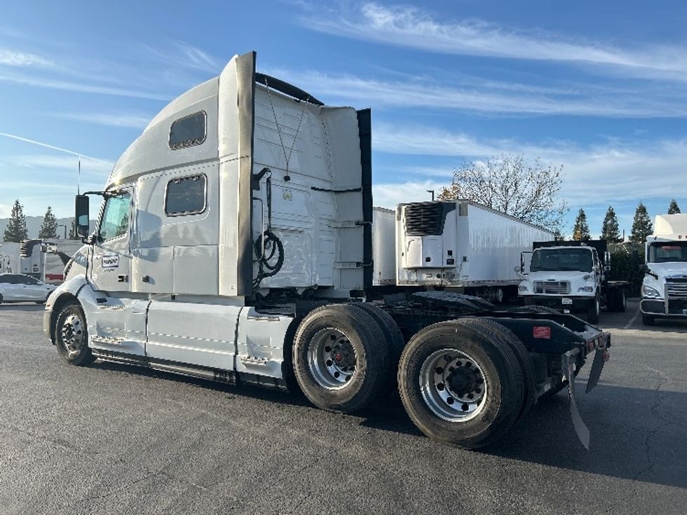 Sleeper Tractor-Heavy Duty Tractors-Volvo-2022-VNL62860-West Sacramento-CA-354,720\n\t\tmiles-$ 90,750 - Image 5
