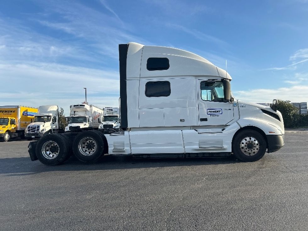 Sleeper Tractor-Heavy Duty Tractors-Volvo-2022-VNL62860-West Sacramento-CA-354,720\n\t\tmiles-$ 90,750 - Image 8