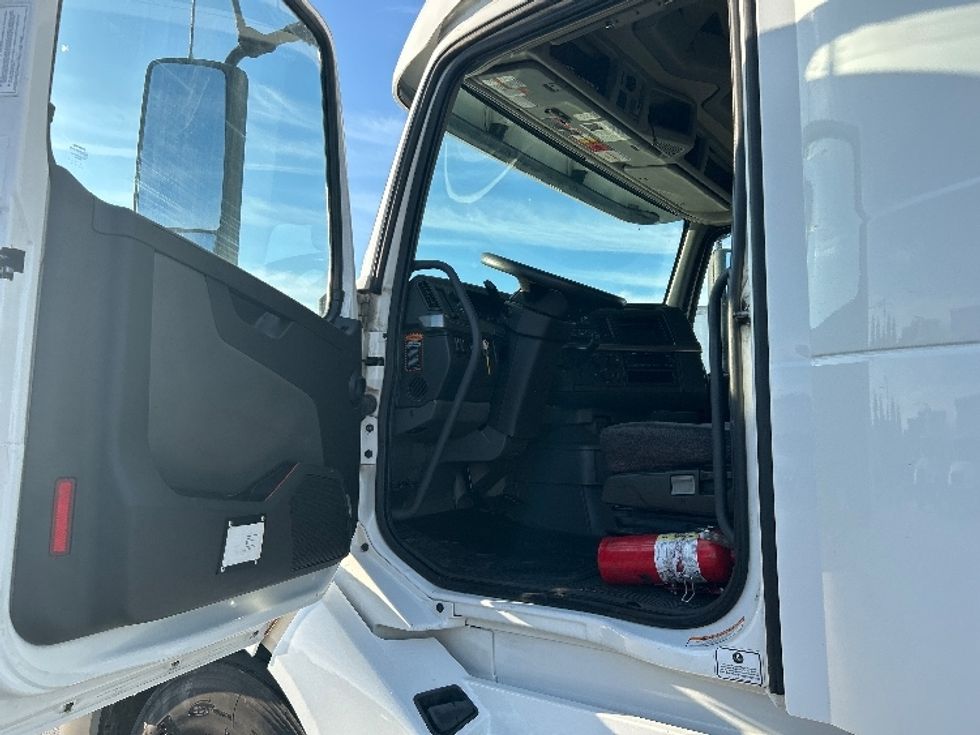 Sleeper Tractor-Heavy Duty Tractors-Volvo-2022-VNL62860-West Sacramento-CA-354,720\n\t\tmiles-$ 90,750 - Image 9