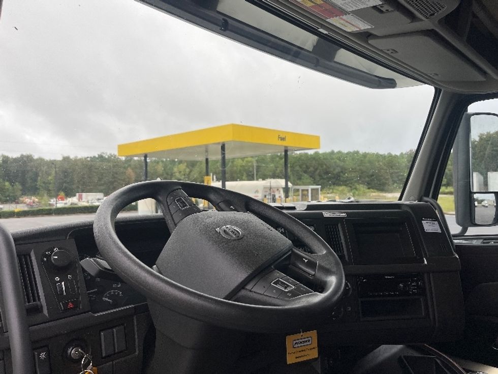 Sleeper Tractor-Heavy Duty Tractors-Volvo-2022-VNL64760-Alabaster-AL-441,397\n\t\tmiles-$ 79,250 - Image 11