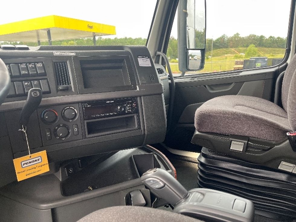Sleeper Tractor-Heavy Duty Tractors-Volvo-2022-VNL64760-Alabaster-AL-441,397\n\t\tmiles-$ 79,250 - Image 12