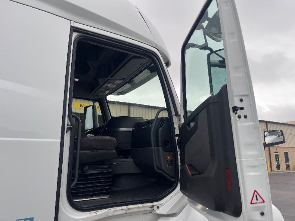 Sleeper Tractor-Heavy Duty Tractors-Volvo-2022-VNL64760-Alabaster-AL-441,397\n\t\tmiles-$ 79,250 - Image 13