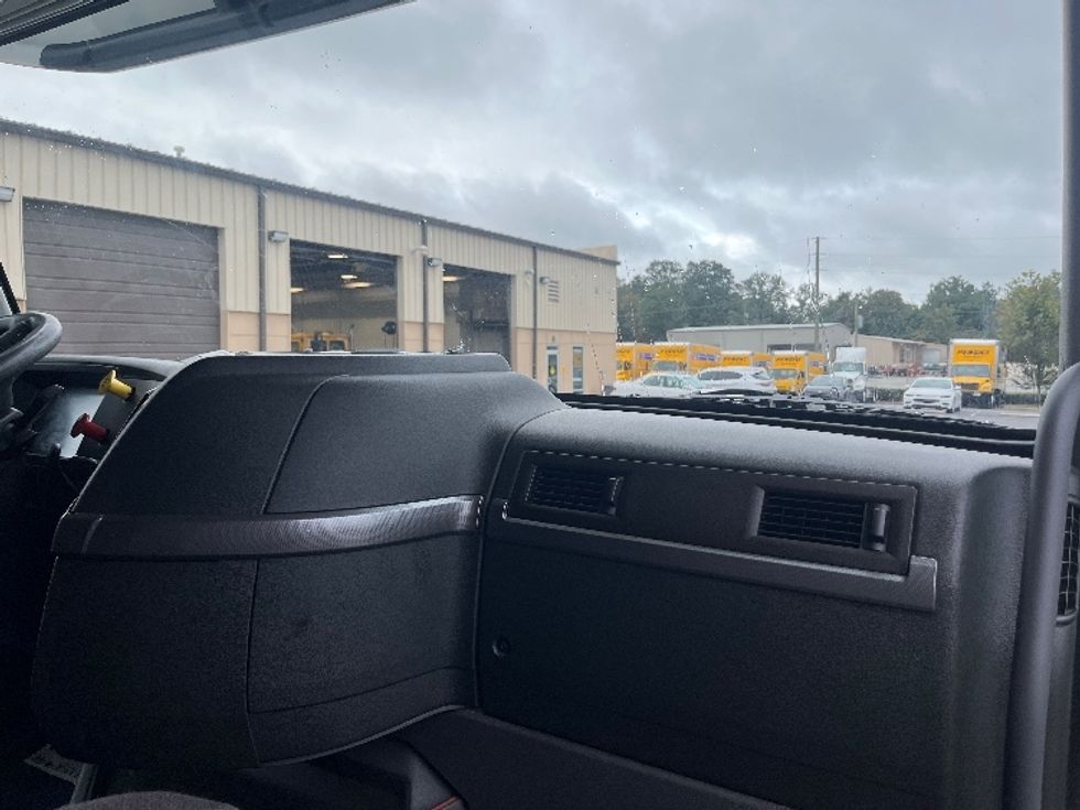 Sleeper Tractor-Heavy Duty Tractors-Volvo-2022-VNL64760-Alabaster-AL-441,397\n\t\tmiles-$ 79,250 - Image 14