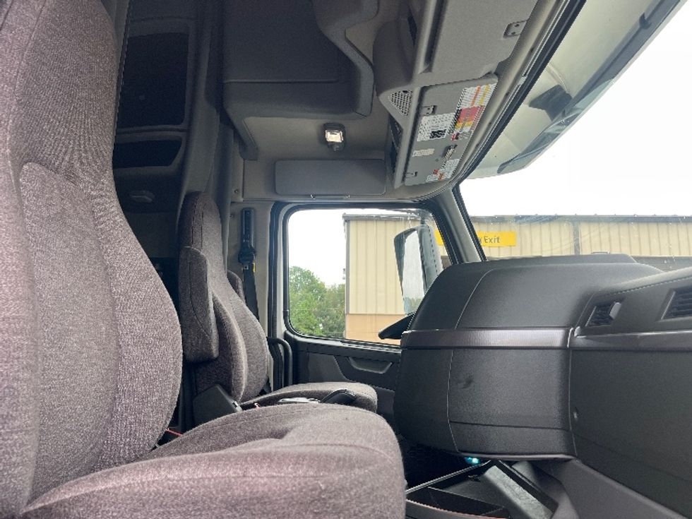 Sleeper Tractor-Heavy Duty Tractors-Volvo-2022-VNL64760-Alabaster-AL-441,397\n\t\tmiles-$ 79,250 - Image 15