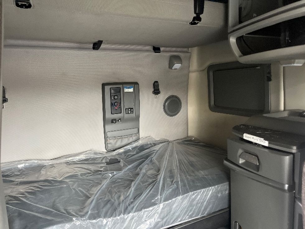 Sleeper Tractor-Heavy Duty Tractors-Volvo-2022-VNL64760-Alabaster-AL-441,397\n\t\tmiles-$ 79,250 - Image 16