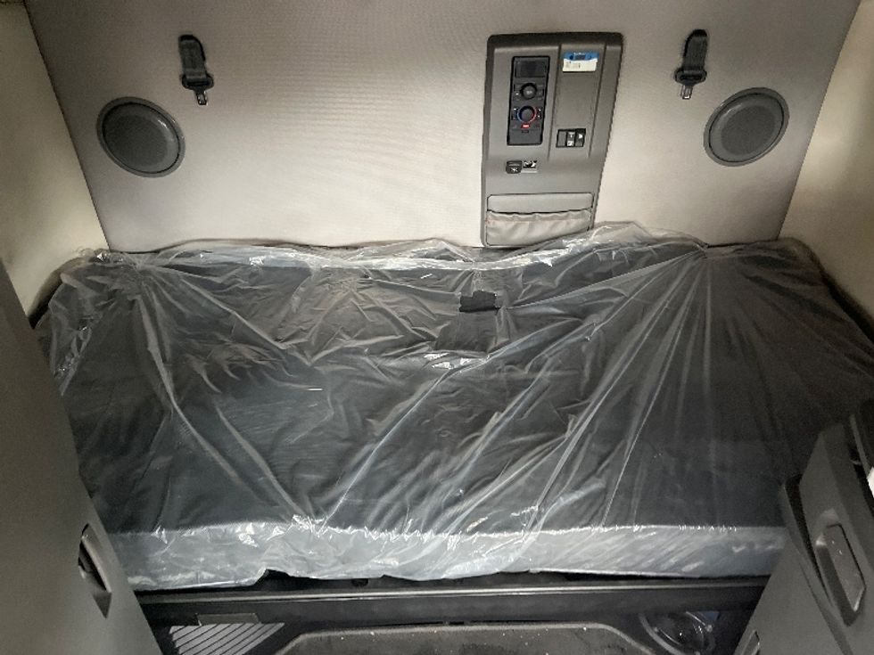 Sleeper Tractor-Heavy Duty Tractors-Volvo-2022-VNL64760-Alabaster-AL-441,397\n\t\tmiles-$ 79,250 - Image 17