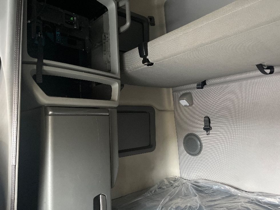 Sleeper Tractor-Heavy Duty Tractors-Volvo-2022-VNL64760-Alabaster-AL-441,397\n\t\tmiles-$ 79,250 - Image 19