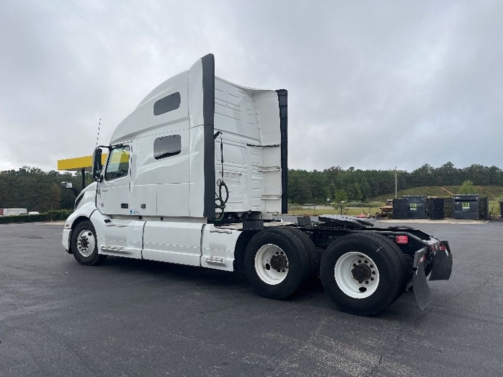 Sleeper Tractor-Heavy Duty Tractors-Volvo-2022-VNL64760-Alabaster-AL-441,397\n\t\tmiles-$ 79,250 - Image 5