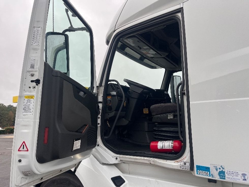 Sleeper Tractor-Heavy Duty Tractors-Volvo-2022-VNL64760-Alabaster-AL-441,397\n\t\tmiles-$ 79,250 - Image 9