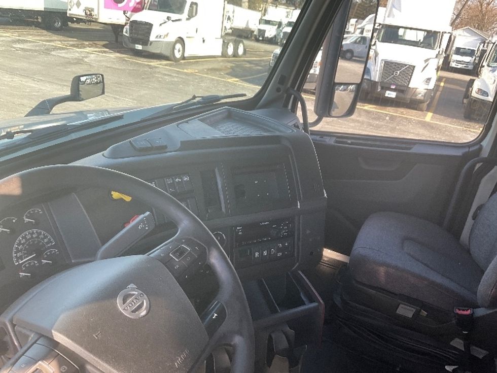 Sleeper Tractor-Heavy Duty Tractors-Volvo-2022-VNL64760-Albany-NY-401,130\n\t\tmiles-$ 78,250 - Image 10