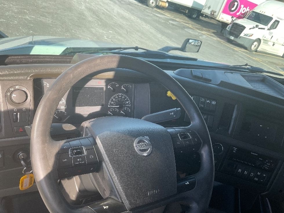 Sleeper Tractor-Heavy Duty Tractors-Volvo-2022-VNL64760-Albany-NY-401,130\n\t\tmiles-$ 78,250 - Image 11