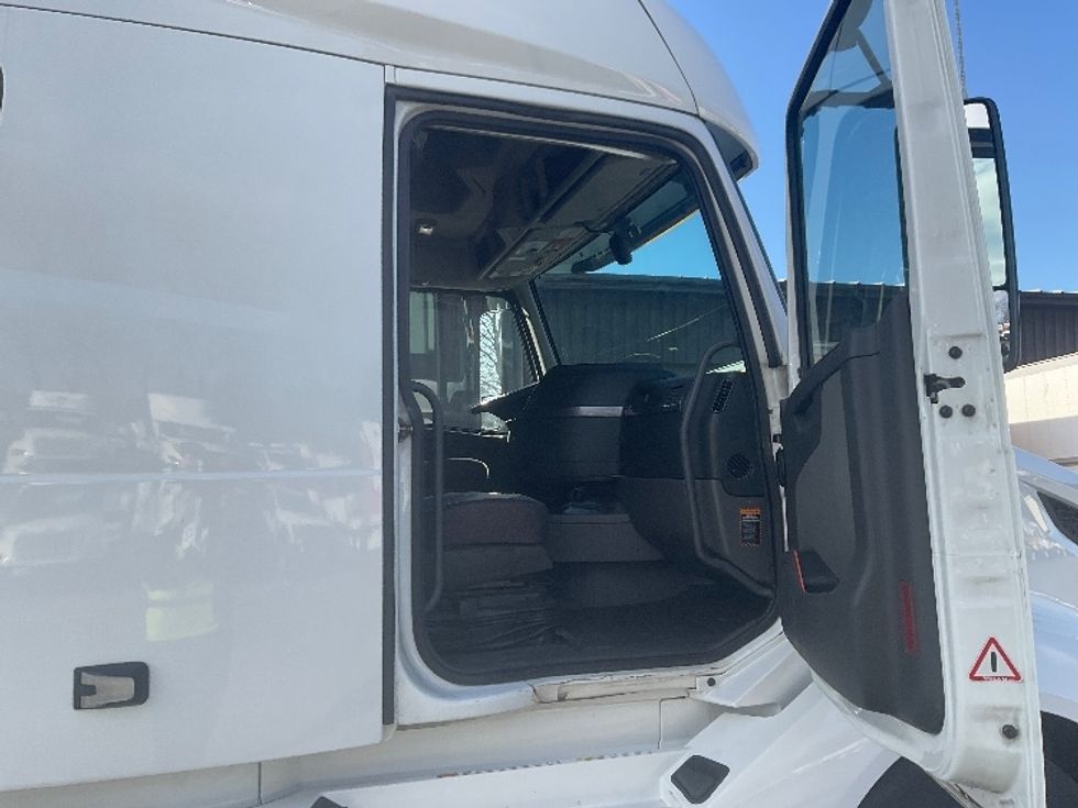 Sleeper Tractor-Heavy Duty Tractors-Volvo-2022-VNL64760-Albany-NY-401,130\n\t\tmiles-$ 78,250 - Image 13