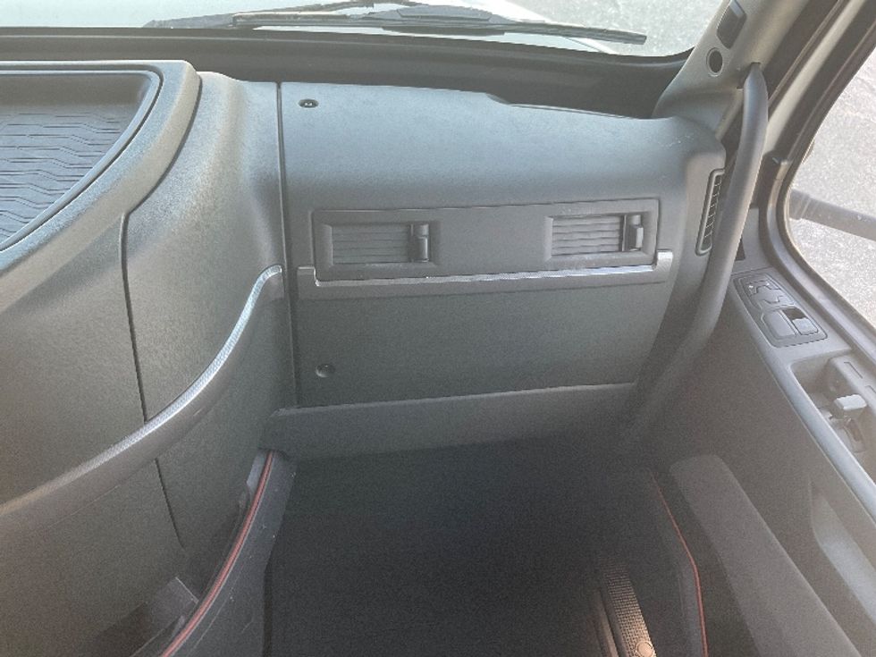 Sleeper Tractor-Heavy Duty Tractors-Volvo-2022-VNL64760-Albany-NY-401,130\n\t\tmiles-$ 78,250 - Image 14