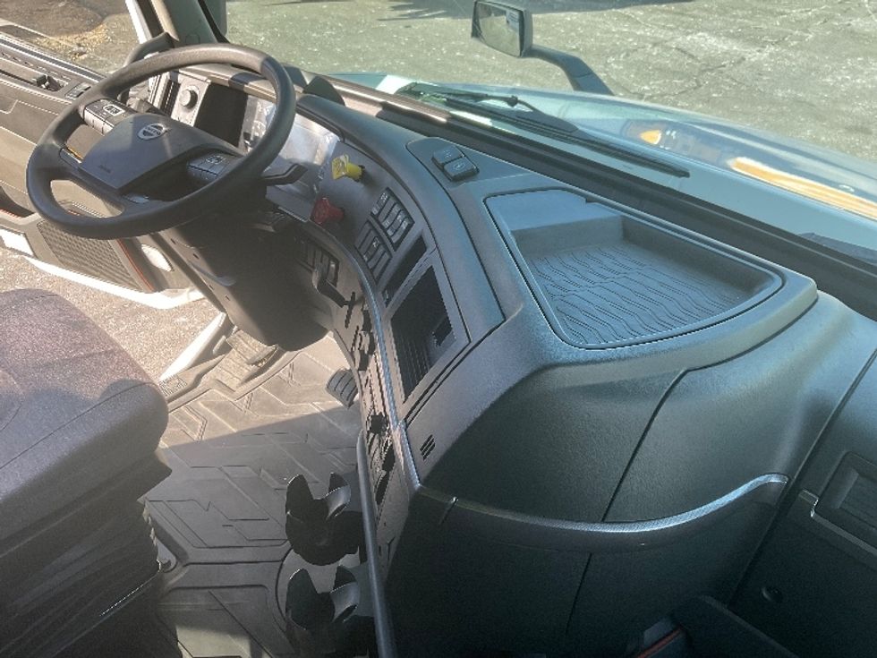 Sleeper Tractor-Heavy Duty Tractors-Volvo-2022-VNL64760-Albany-NY-401,130\n\t\tmiles-$ 78,250 - Image 15