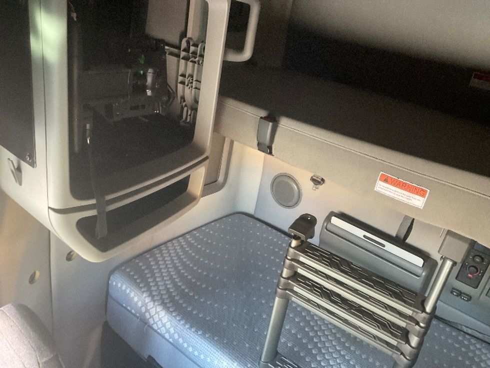 Sleeper Tractor-Heavy Duty Tractors-Volvo-2022-VNL64760-Albany-NY-401,130\n\t\tmiles-$ 78,250 - Image 16