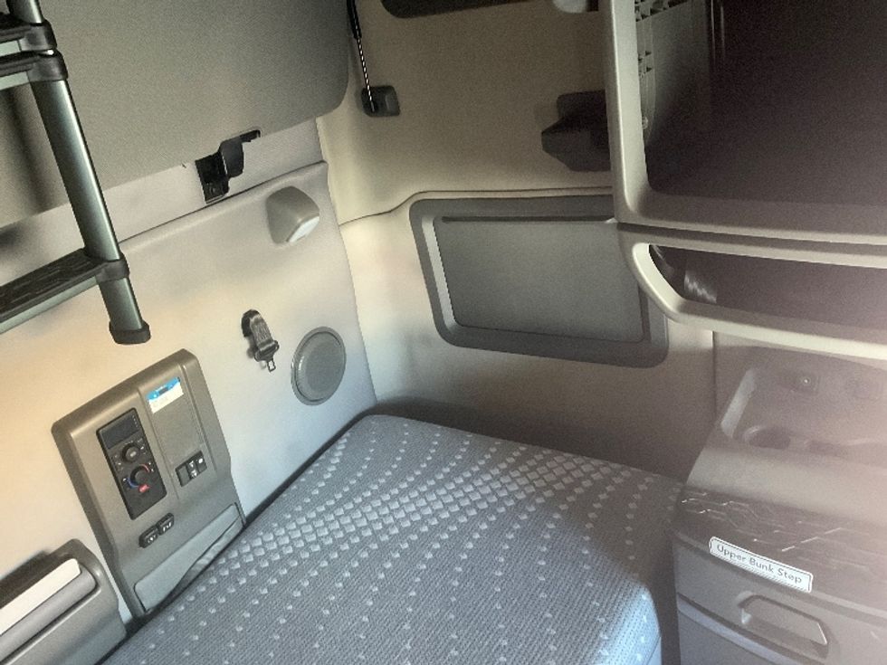 Sleeper Tractor-Heavy Duty Tractors-Volvo-2022-VNL64760-Albany-NY-401,130\n\t\tmiles-$ 78,250 - Image 18