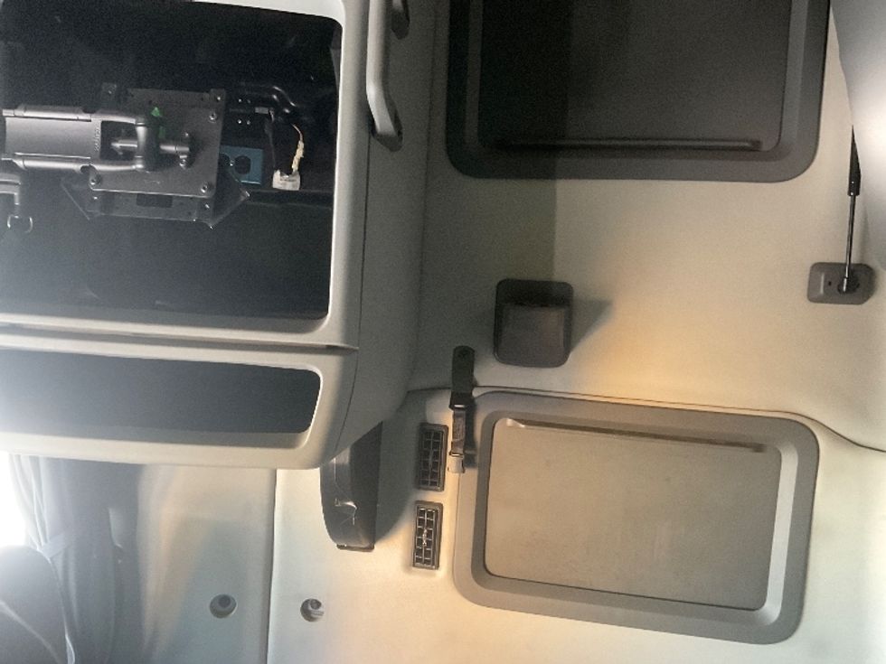 Sleeper Tractor-Heavy Duty Tractors-Volvo-2022-VNL64760-Albany-NY-401,130\n\t\tmiles-$ 78,250 - Image 19