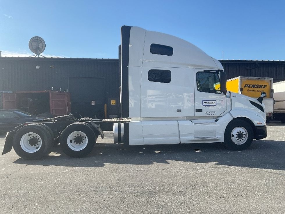 Sleeper Tractor-Heavy Duty Tractors-Volvo-2022-VNL64760-Albany-NY-401,130\n\t\tmiles-$ 78,250 - Image 8